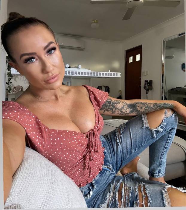 FOTO Ona je medicinska sestra, ali i striptizeta! 'Ne treba mi frajer, sama si kupim poklone...'