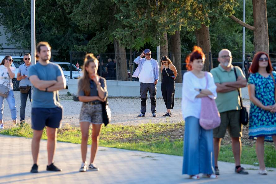 Benkovac: Organizatori benkovačkog festivala "Nosi se" koji je odgođen nakon prosvjeda branitelja održali mirni prosvjed