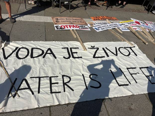 MOJA LIKA NEĆE PASTI Prvi prosvjednici stigli na Glavni kolodvor. Pogledajte fotke