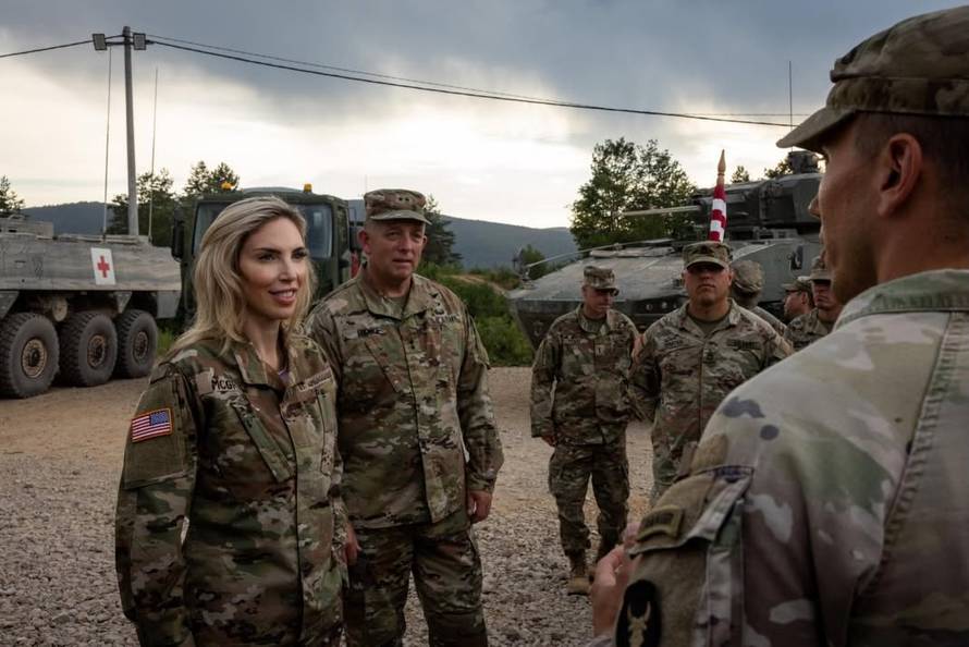 FOTO Pogledajte američku veleposlanicu u Slunju, dijelila obroke vojnicima na vježbi
