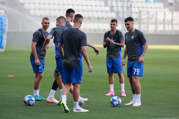 Trening nogometaša Osijeka uoči utakmice 2. pretkola Konferencijske lige protiv ZTE-a