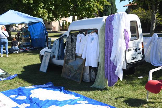 Koprivnica: Velika gužva na buvljaku koji je privukao pažnji brojnih prodavača i još više kupaca
