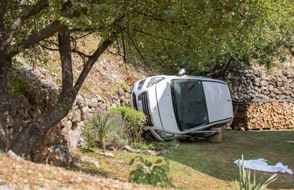 Policija o nesreći u Rijeci: Auto je krenuo nizbrdo, prevrnuo se i prešao preko vozača. Umro je