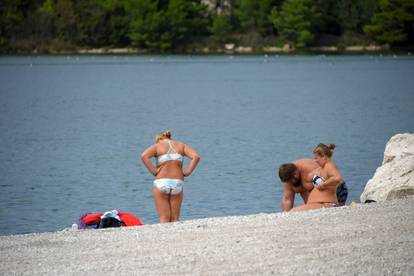 FOTO Ovo su možda posljednje fotografije kupanja ovoga ljeta. U Puli turisti zatvorili sezonu