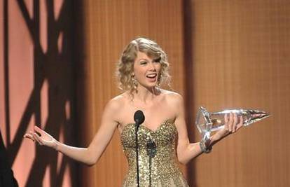 Taylor Swift pokupila sve nagrade i ismijala K. Westa