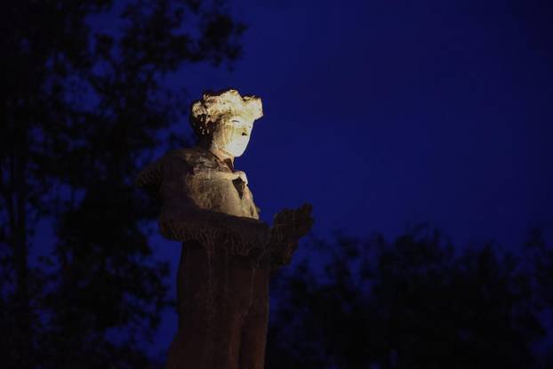 Split: Odana  počast svim žrtvama Vukovara kraj spomenika „I u mom gradu Vukovar svijetli“