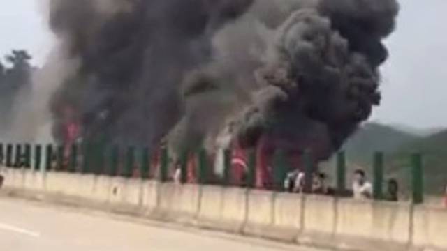 Autobus u Kini sletio s ceste i zapalio se, poginulo je 35  ljudi