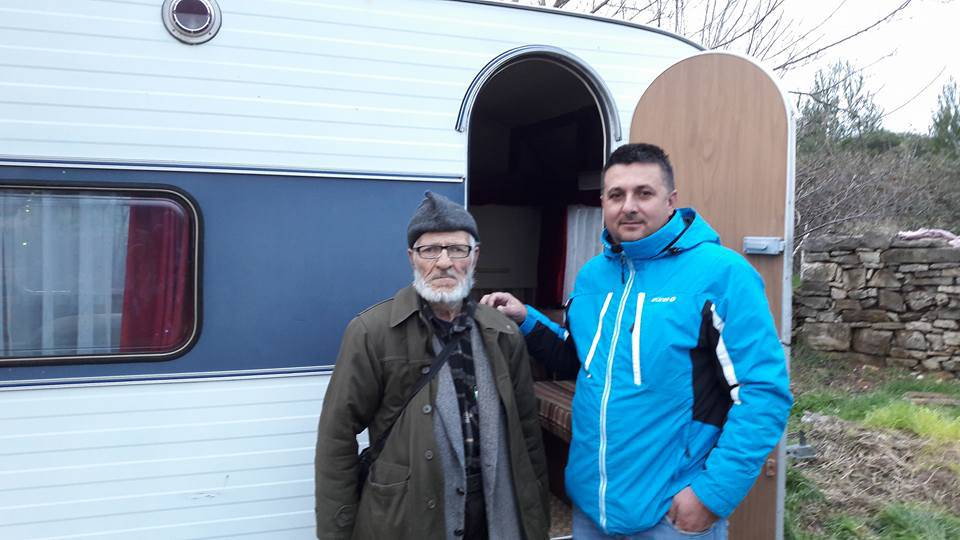 Živio je na ulici: Dobrom Muji Puljanin poklonio kamp kućicu