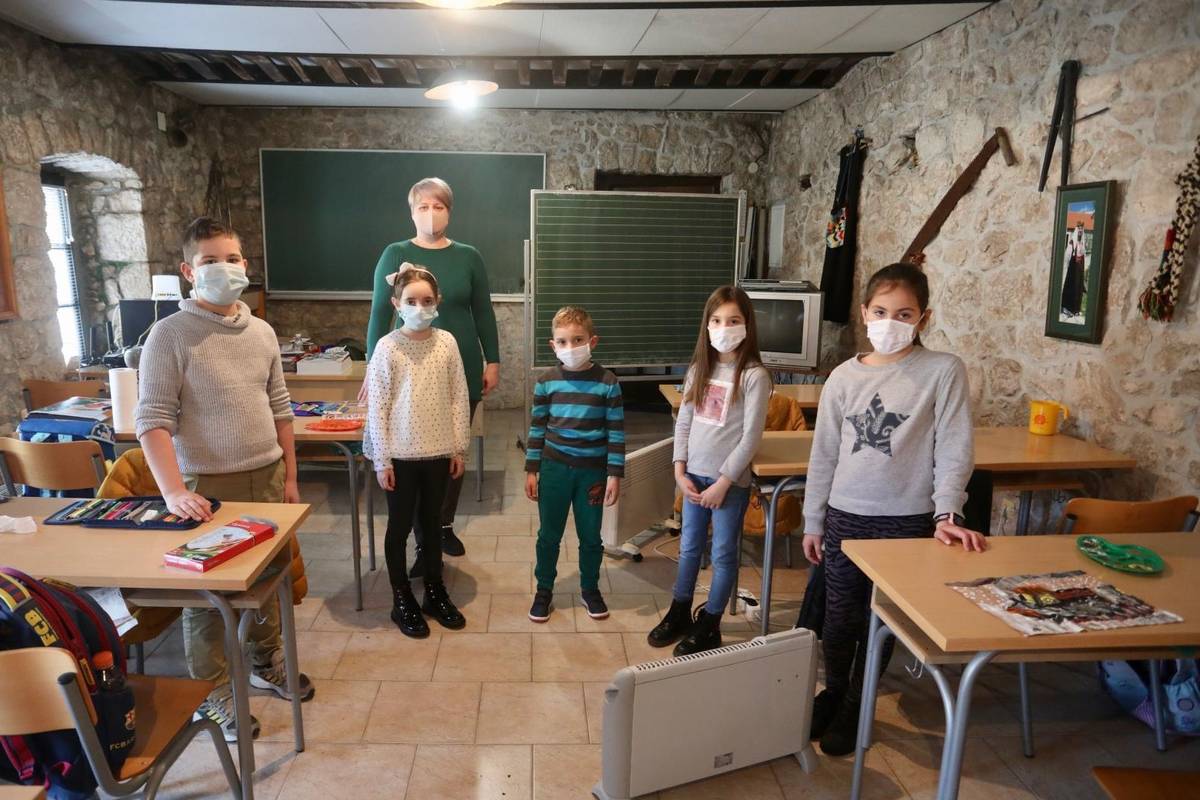 Pet učenika u Kokorićima: Naša škola je u kamenoj kući, lijepo nam je, odavde ne idemo!