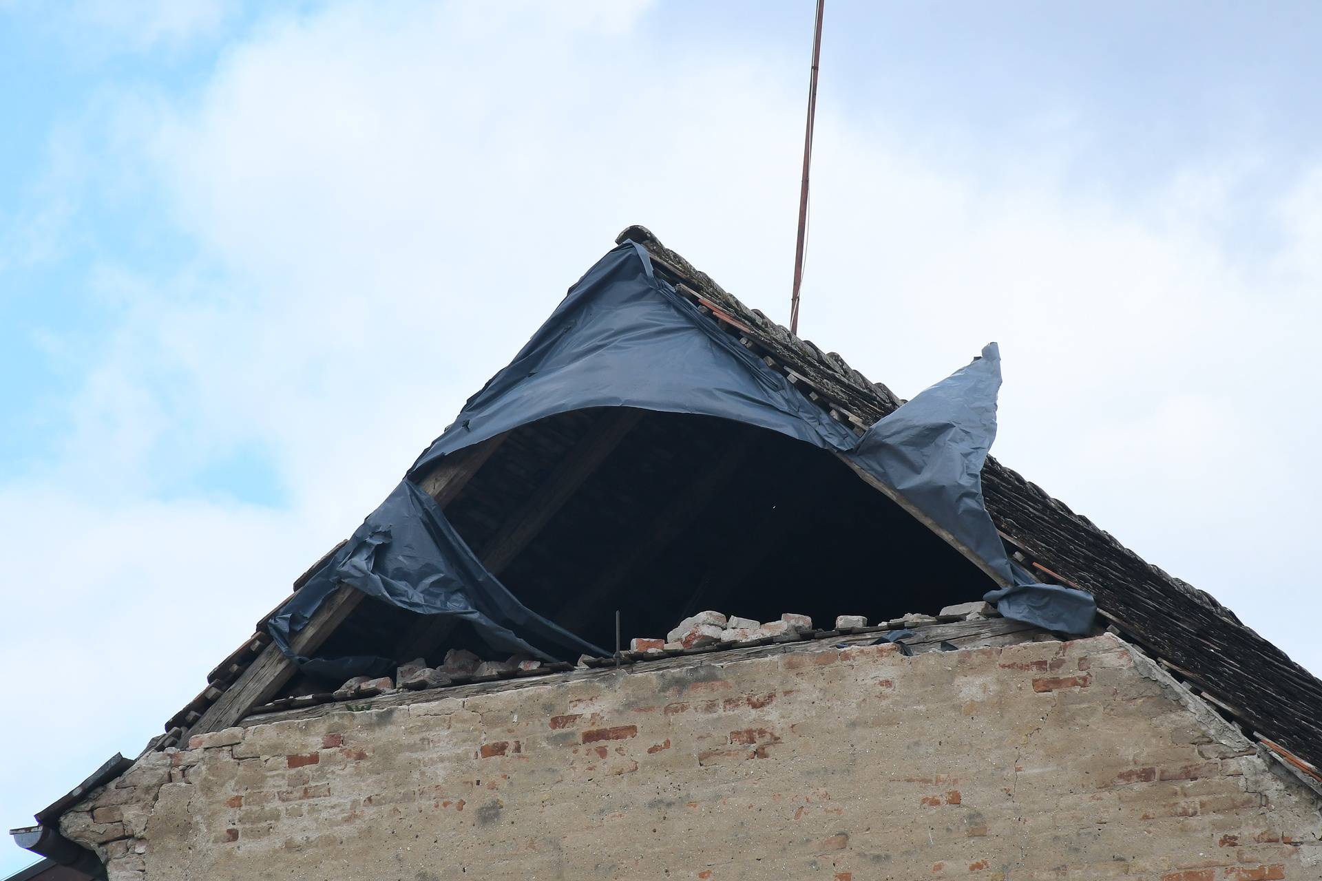 Sisak: Vjetar potrgao plastične folije koje štite u potresu oštećene kuće
