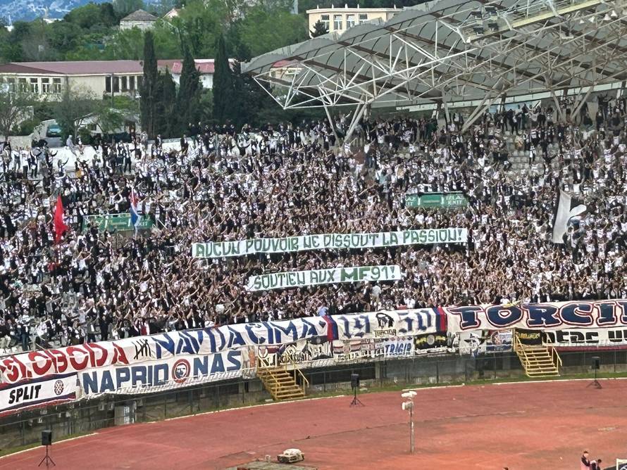 Torcida posvetila transparente Žanu Ojdaniću i Francuzima