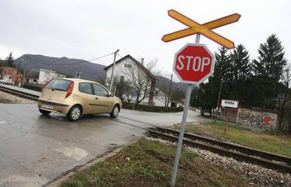 Vlak na pružnom prijelazu u Zaprešiću 'pokupio' auto