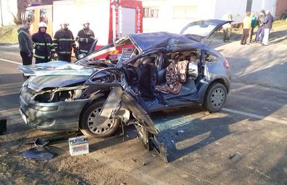 U naletu kamiona na Citroën poginuo 66-godišnji muškarac
