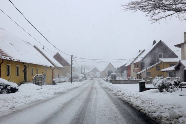 Zbog snijega otežan promet u Gorskom kotaru