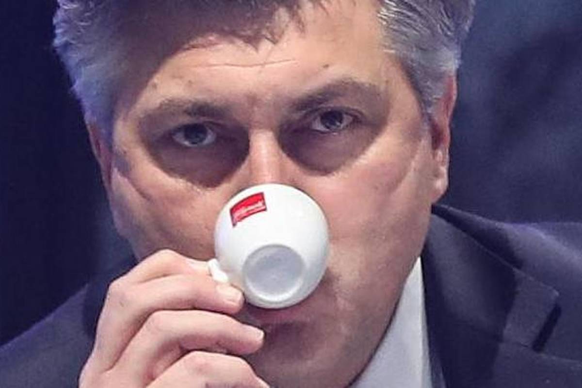 Bravo, Plenković je otkrio da postoje rasizam i fašizam. Ali samo kad HDZ-u ne služe kavu