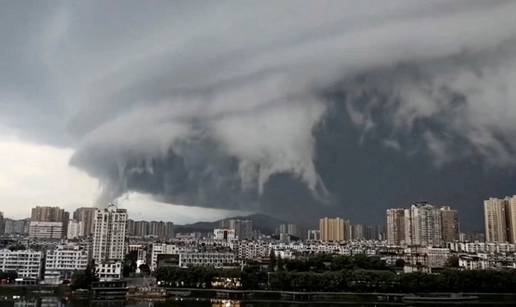 FOTO Tajfun Wipha nosi sve pred sobom: Letjeli krovovi, evakuirali su tisuće ljudi