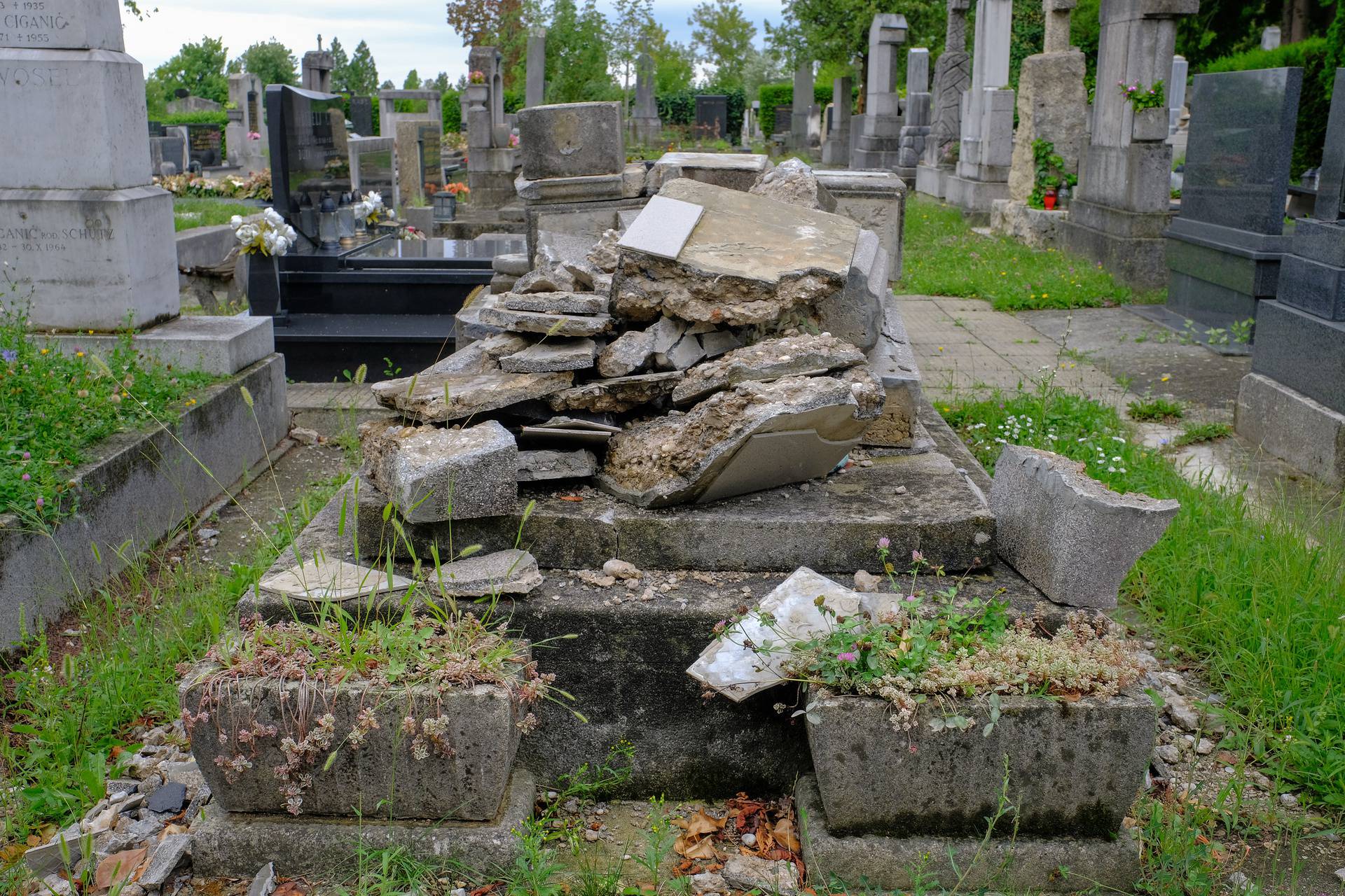 Zagreb: Mnogo nadgrobnih spomenika oštećenih u potresu još nije obnovljeno