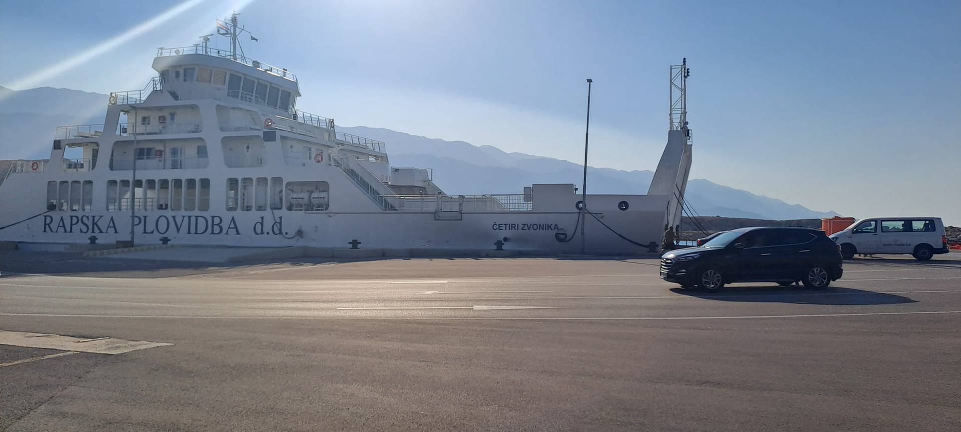 FOTO Trajektu Rapske plovidbe pukla sajla: 'Nema ozlijeđenih, putnike je na kopno vozio drugi'