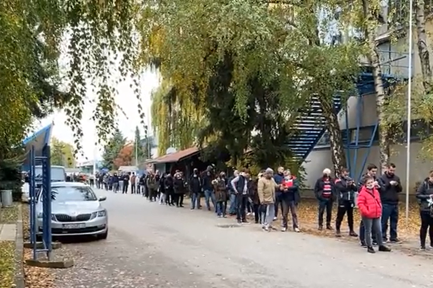 Na Velesajmu cijepi 18 ekipa liječnika, trebali su raditi do 12: Gužve su, ostajemo do navečer