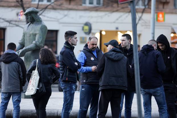 Zagreb: Bad Blue Boys počeli su se okupljati oko hotela gdje uskoro počinje skupština Dinama 