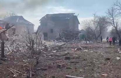 Iz Mariupolja evakuirali 30.000 civila, ne zna se kakvo je stanje u podrumu pogođenog kazališta
