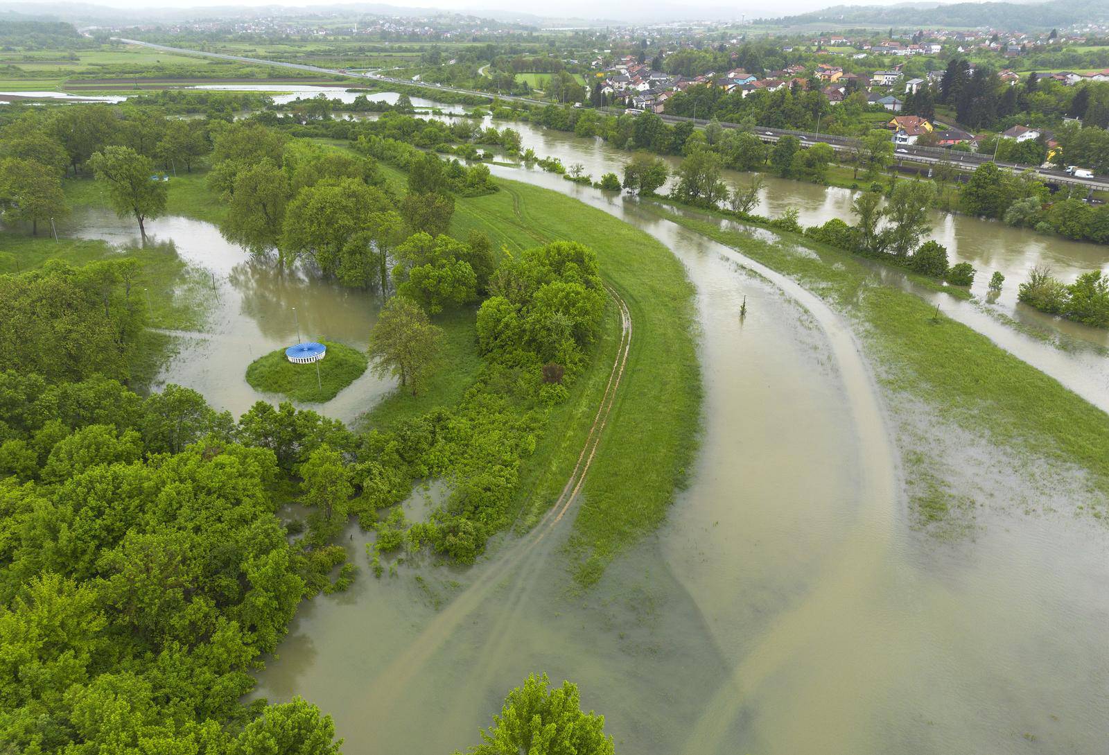 Pogled iz zraka na visok vodostaj rijeke Korane kod Karlovca