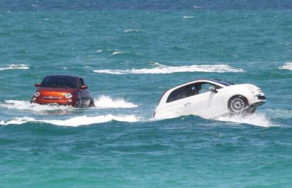 Dobri su i za more: Flota Fiata 500 na kupanju kod Miamija