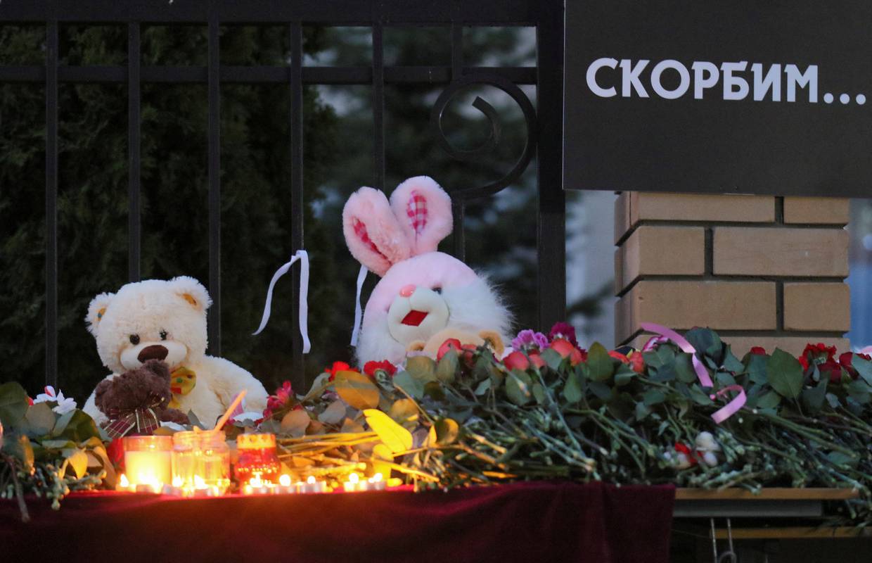 Rusi odaju počast žrtvama u Kazanju, napadaču odredili dva mjeseca istražnog zatvora