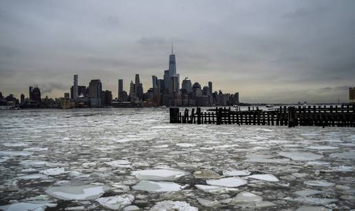FOTO New York okovan ledom. Zale&dstrok;ene rijeke: 'Ekstremna hladno&cacute;a opasna je po &zcaron;ivot...'