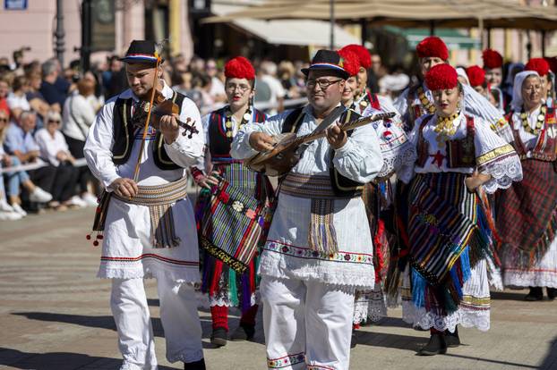 Vinkovci: Svečani mimohod sudionika 60. Vinkovačkih jeseni