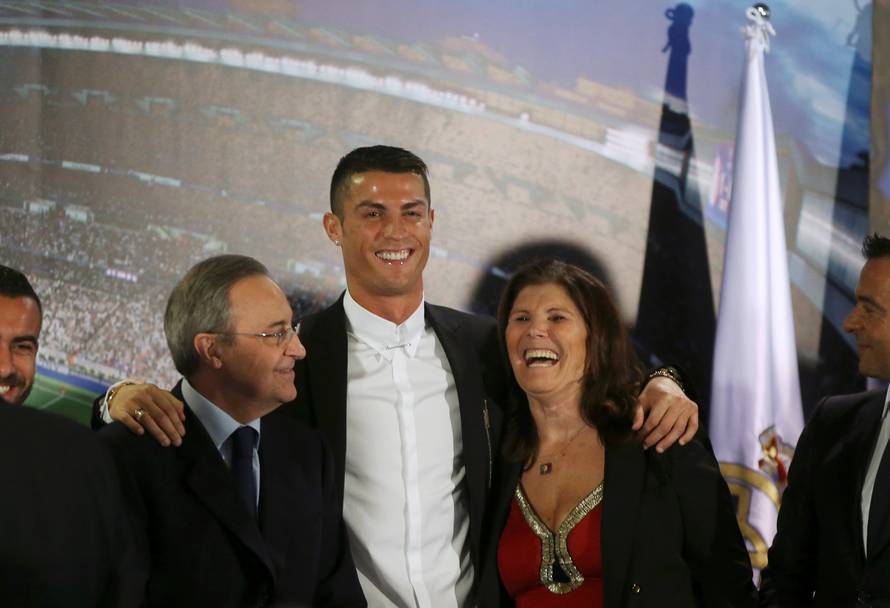 Real Madrid's Cristiano Ronaldo poses with his mother Dolores and club's president Perez after a ceremony at Santiago Bernabeu stadium in Madrid