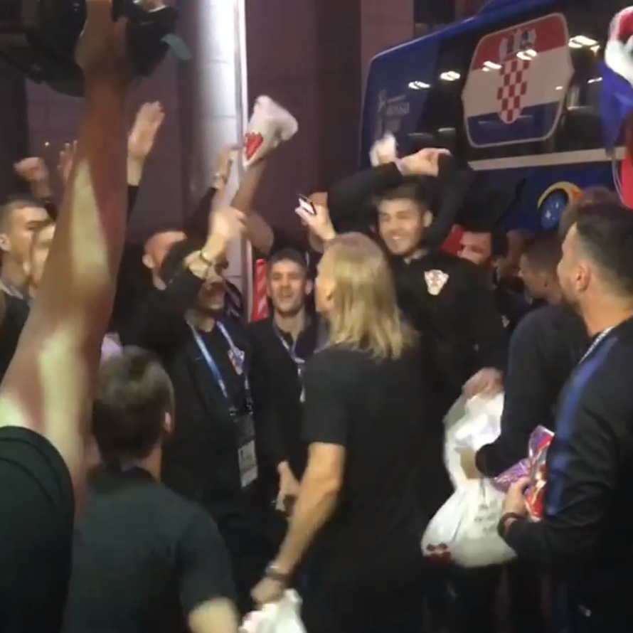 Šou u hotelu! Grdović na stolu s gitarom, igrači pjevaju s njim