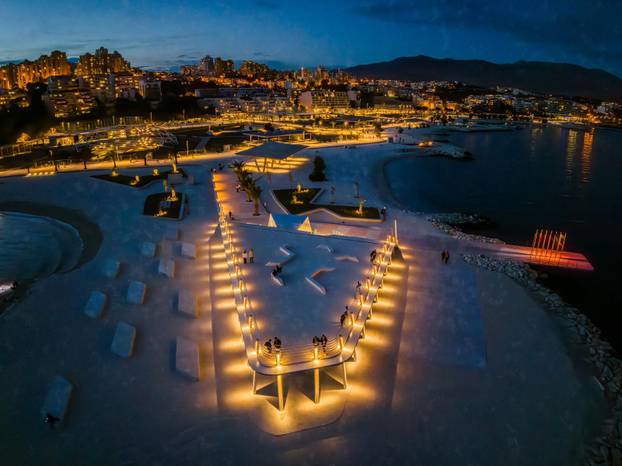 Noćne fotografije novouređenog Žnjanskog platoa