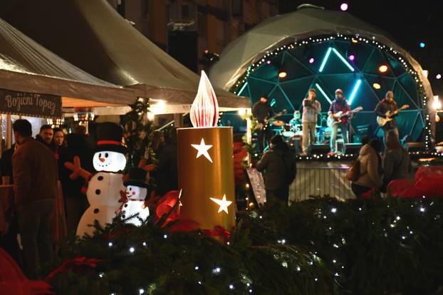 FOTO U Slavonskom Brodu zapaljena 3. adventska svijeća