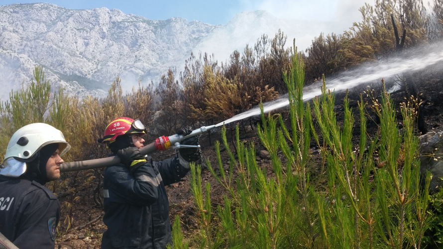 Kanader pomaže u gašenju, u Makarsku stiže i 150 vojnika