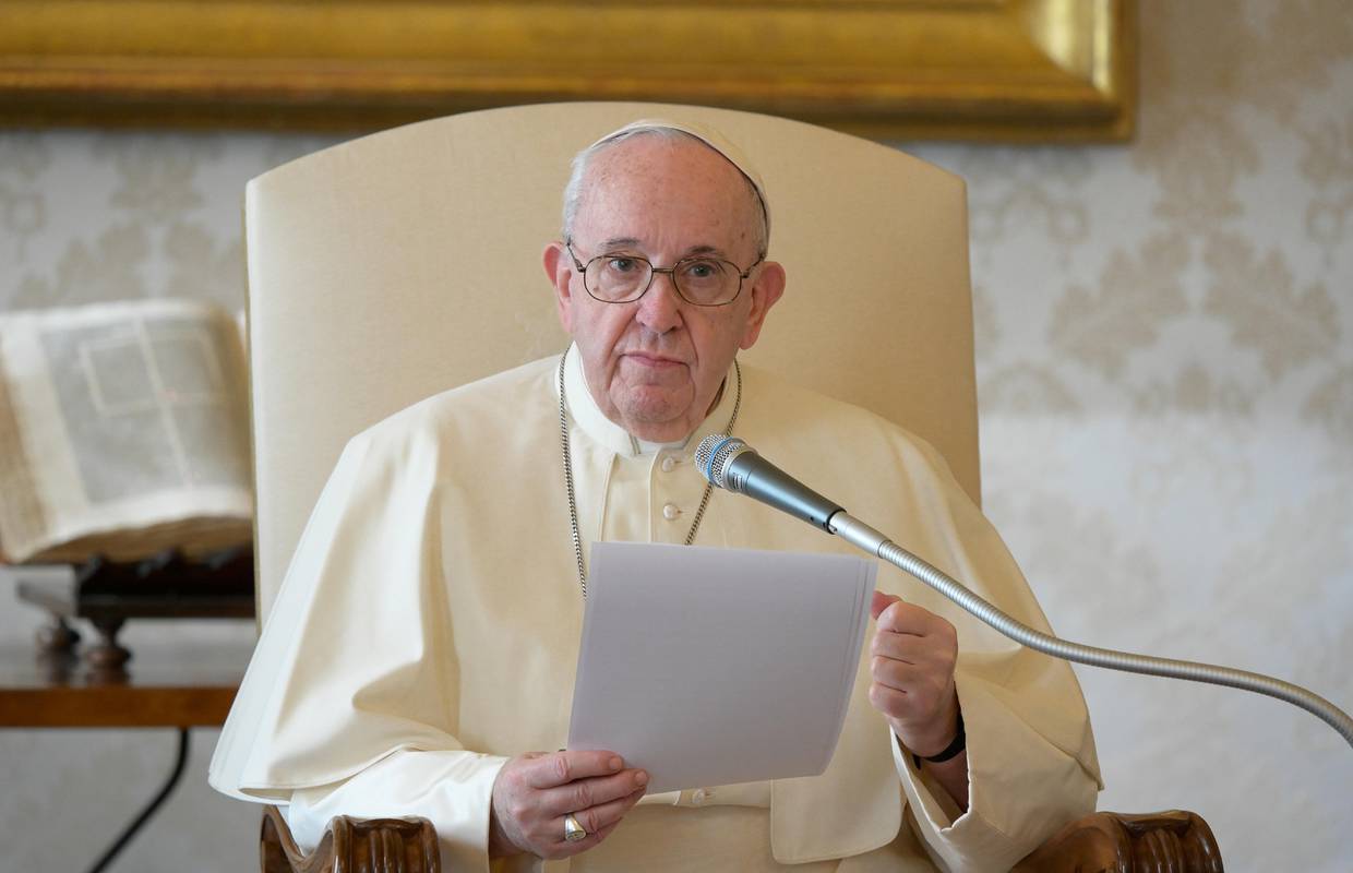 Papa molio Angelus iz knjižnice: 'Pomolimo se za sve koji trpe progon zbog Isusovog imena'