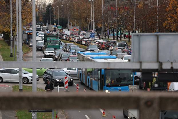 Zagreb: Velike gužve zbog zatvaranja prometnica u blizini zgrade Vjesnika