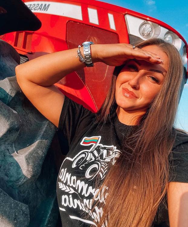 FOTO Vruća farmerica: Vozim traktor i radim teške poslove, ali uvijek u top kombinacijama