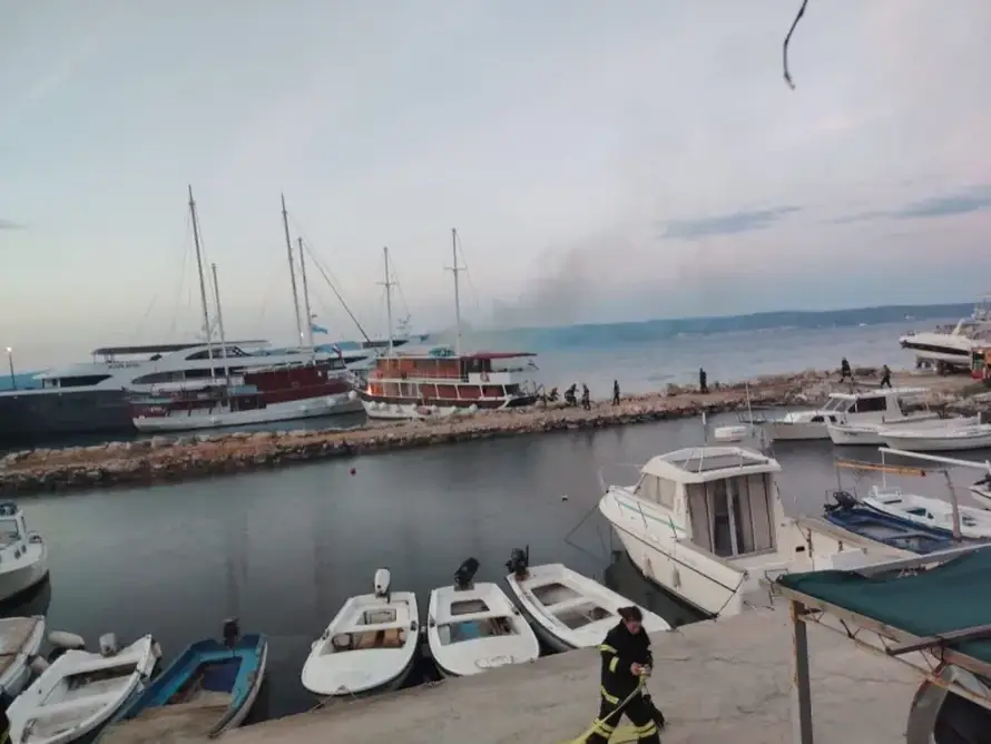 FOTO Požar brodice kraj Splita