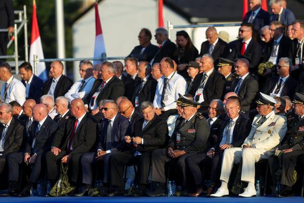 Zagreb: Uzvanici iz lože prate svečani vojni mimohod u povodu 30. obljetnice VRO Oluja