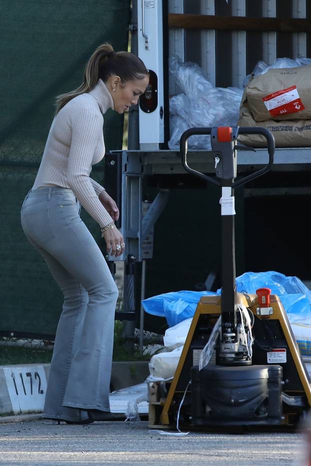 *PREMIUM-EXCLUSIVE* Ben Affleck and Jennifer Lopez get to work together as they host a food drive at his home with their kids