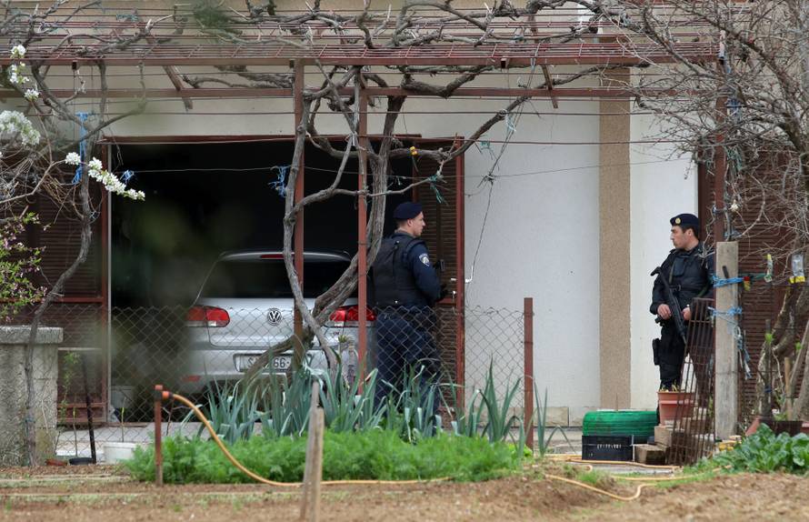 Ubojica roditelja stigao na sud, obrana: 'Rodbina ga posjećuje'