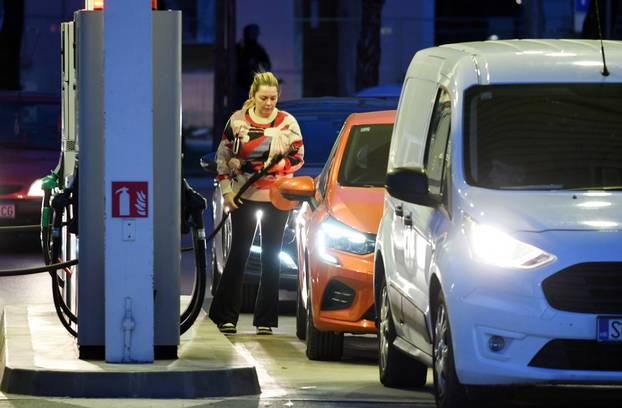 Sisčani pohrlili na benzinske postaje uoči poskupljenja 