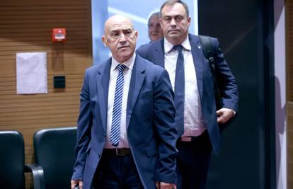HDZ-ovac Dabo na sjenici Gradskog vijeća u Novalji kolegi poručio - imam velika muda