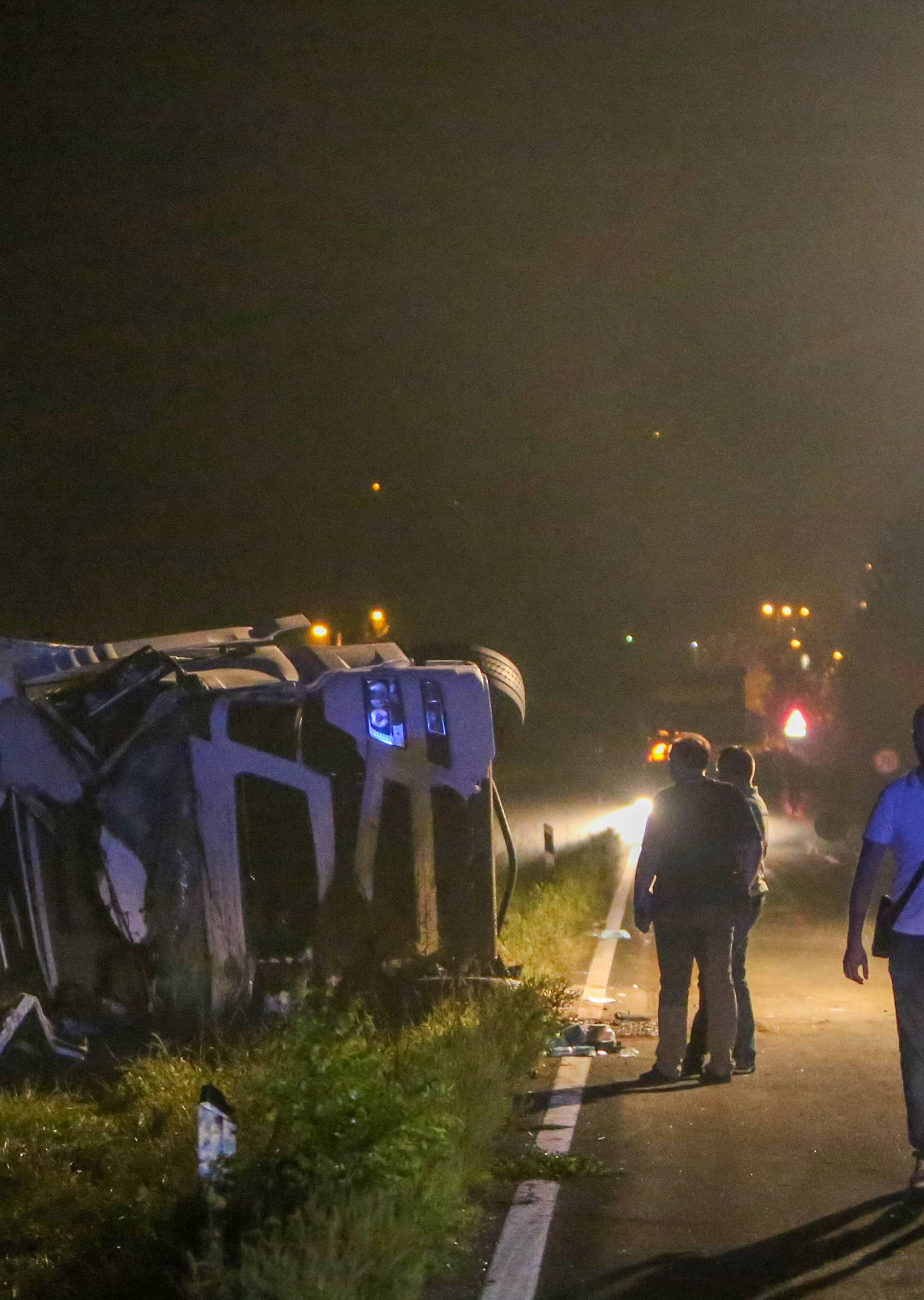 Tegljač pao na auto: Jedan je poginuo, dvoje teško ozlijeđeni