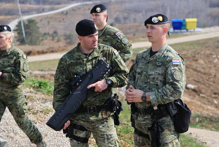 Ministar Anušić i general Kundid na prvom danu TVO-a na Slunju