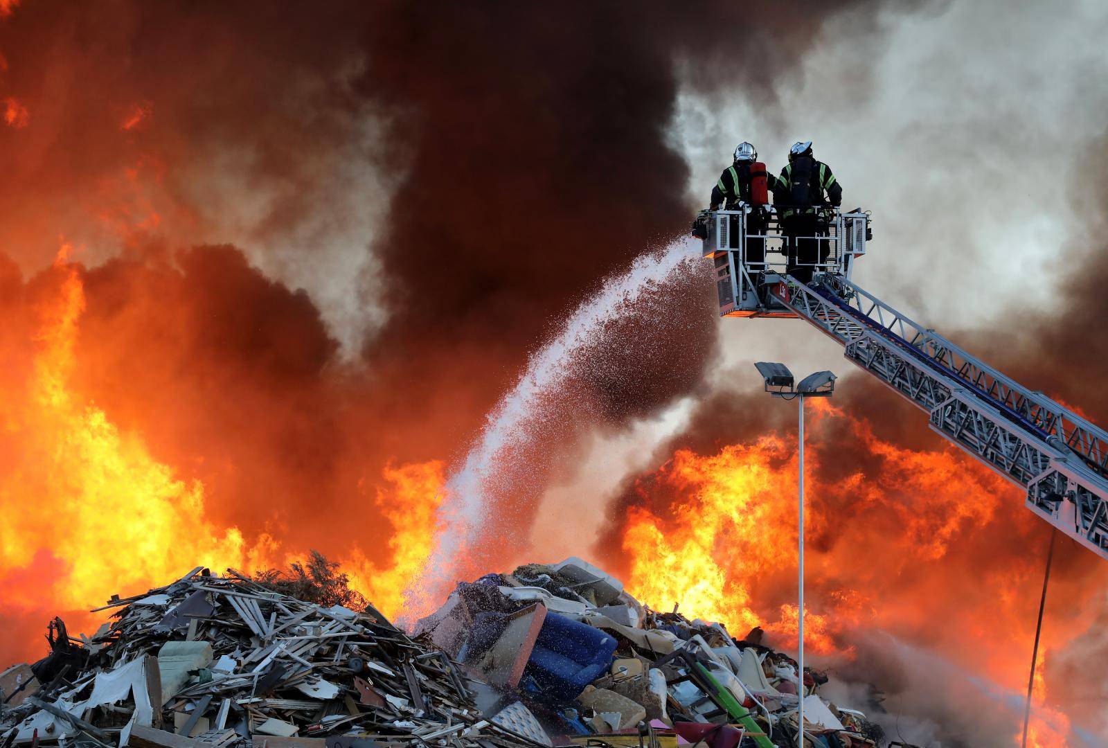 Zagreb: Vatrogasci se bore s velikim požarom u reciklažnom dvorištu Jakuševac