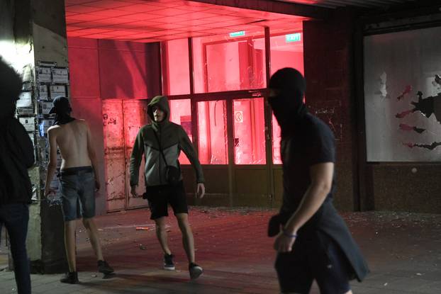 Valjevo: Grupa maskiranih muškaraca u prosvjedu zapalila prostor Gradske uprave