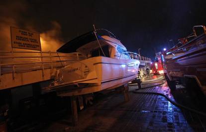 Maloljetnik provalio u brod i zapalio ga je bengalkom