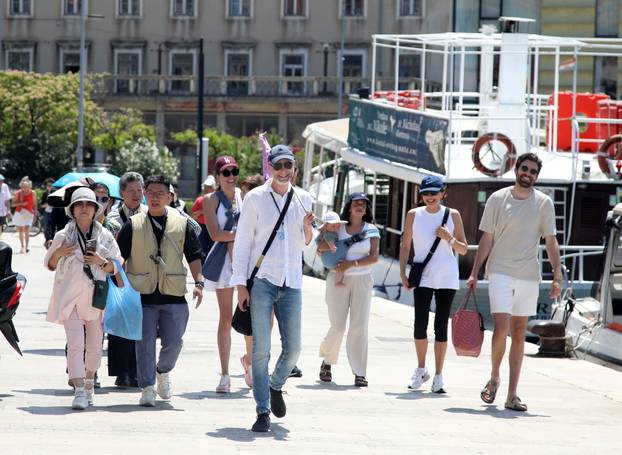 Šibenik: Po najve?oj temperaturi turisti razgledavaju ljepote grada